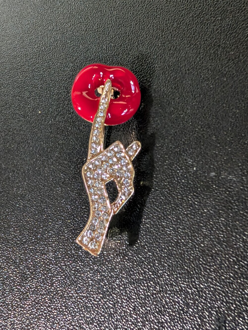 Red Lip & Rhinestone Hand Brooch - Gold Tone